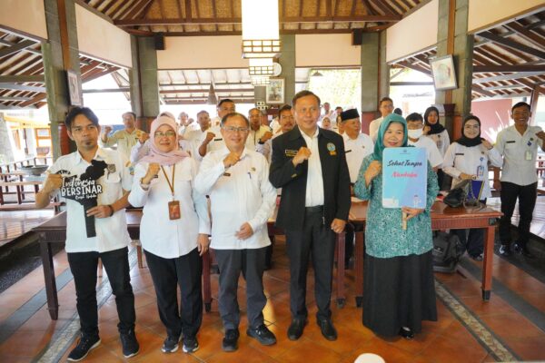 Bakesbangpol Garut Serahkan SK Desa Tangguh Bersinar 2025, Tekankan Tindakan Korektif Penanggulangan Narkoba