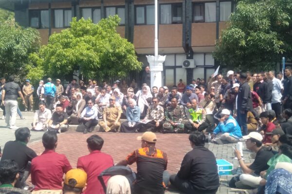 BRIGADE PII GARUT TUTUP AKSI DENGAN BAGI-BAGI ROTI & AIR MINERAL KE APARAT KEAMANAN : “Simbol Perdamaian Dan Kritik Tajam -Ikut Surakan Enam Tuntutan Bersama Aliansi Mahasiswa & Masyarakat Garut Menggugat”