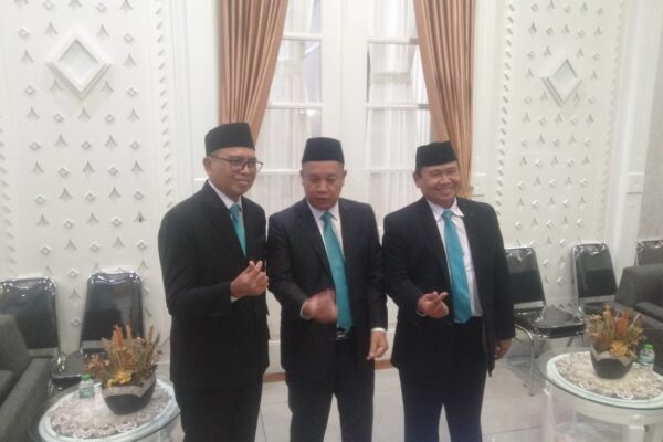 Direksi Perumda Tirta Intan Terpilih Dilantik Bupati : Direktur Utama H. Dadan Siap Laksanakan Amanat Bupati Selaku KPM Perumda Tirta Intan.